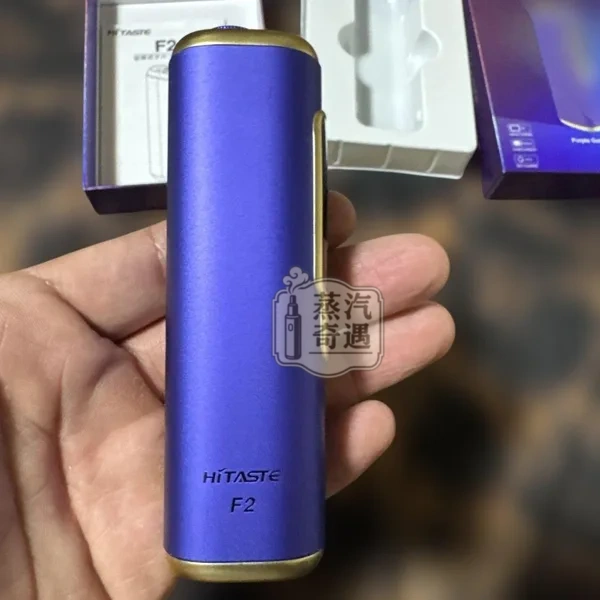 手拿HiTASTE-F2二次加熱主機-展示紫色加熱煙主機背面
